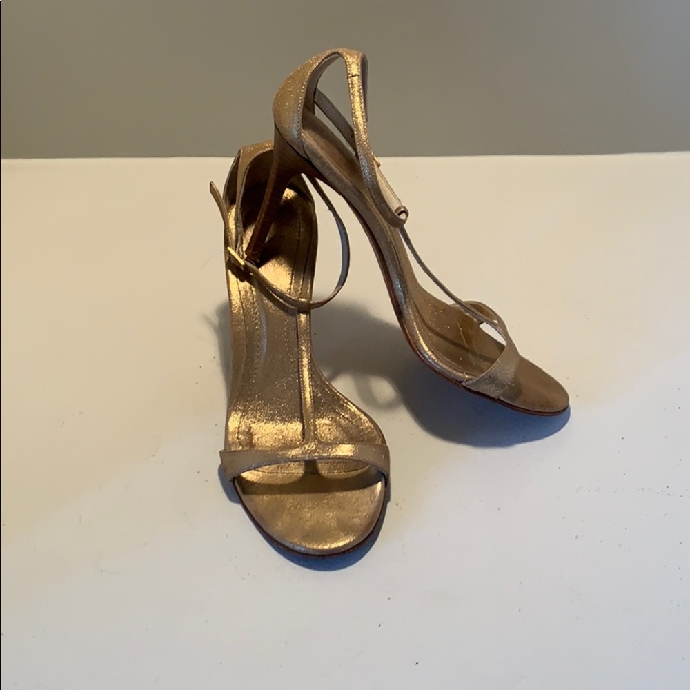 Metallic wood heeled T-Strap sandals